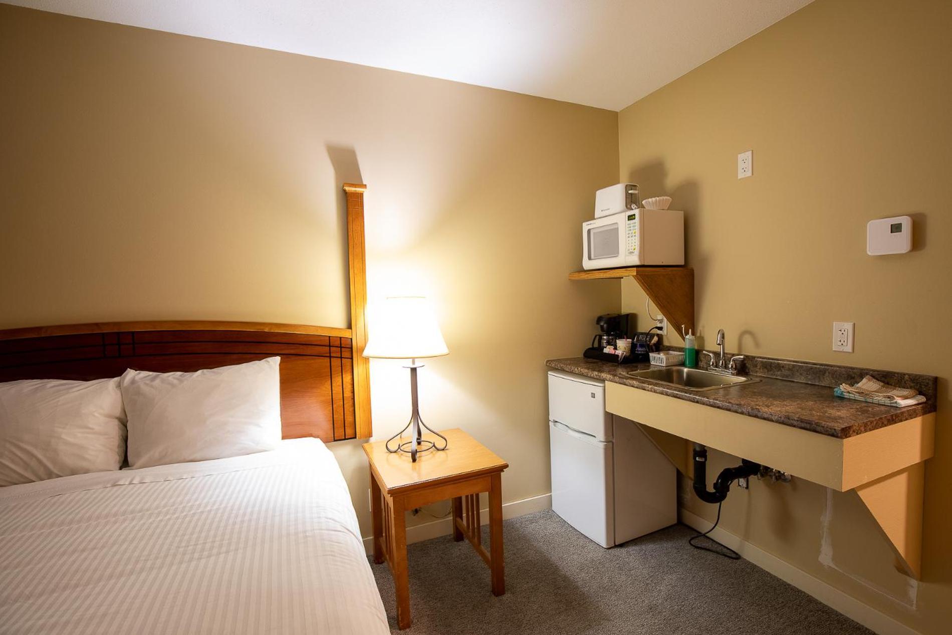 Northway Motor Inn Dease Lake Bagian luar foto