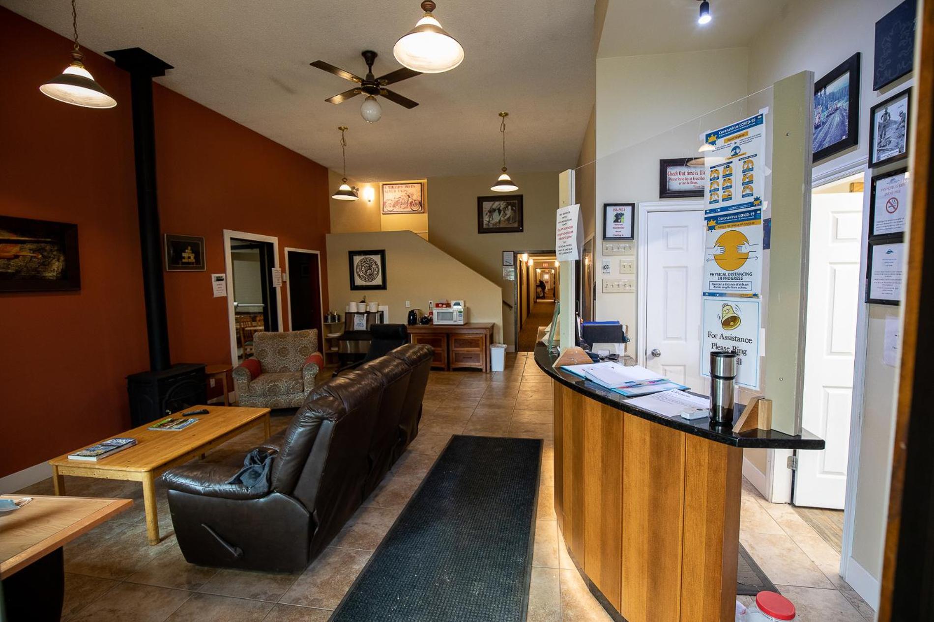 Northway Motor Inn Dease Lake Bagian luar foto