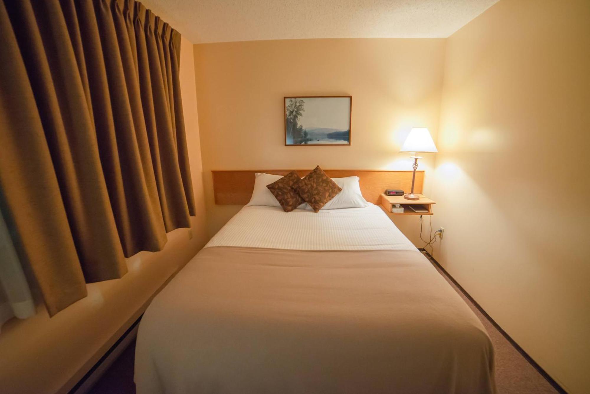 Northway Motor Inn Dease Lake Bagian luar foto
