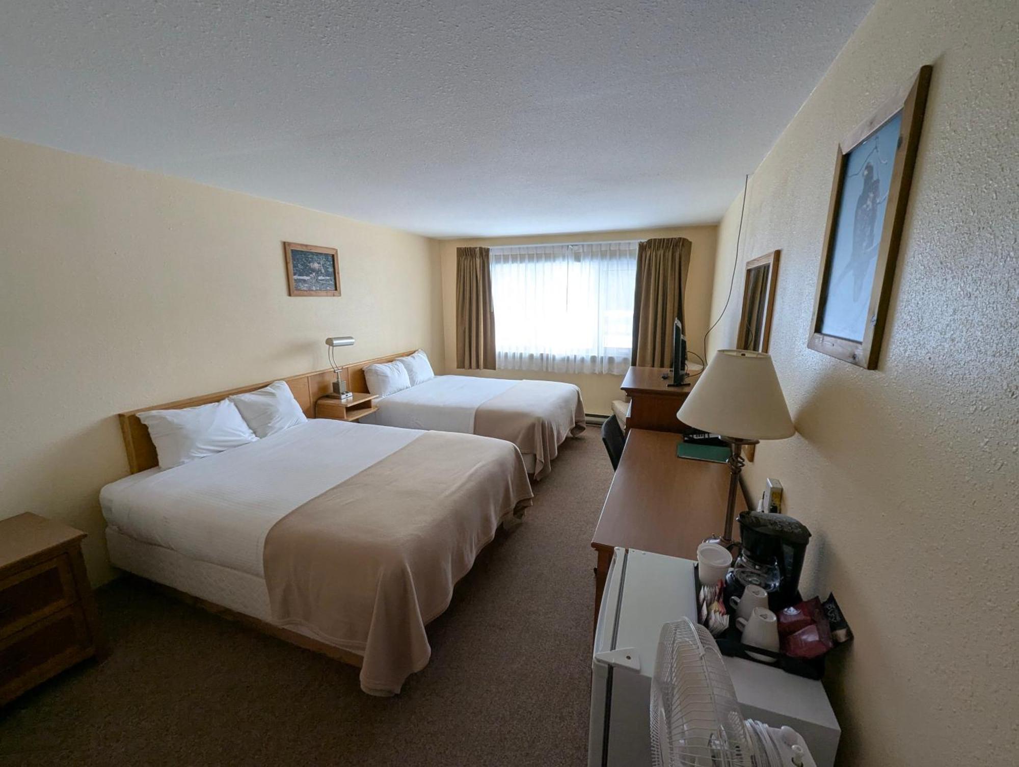 Northway Motor Inn Dease Lake Bagian luar foto